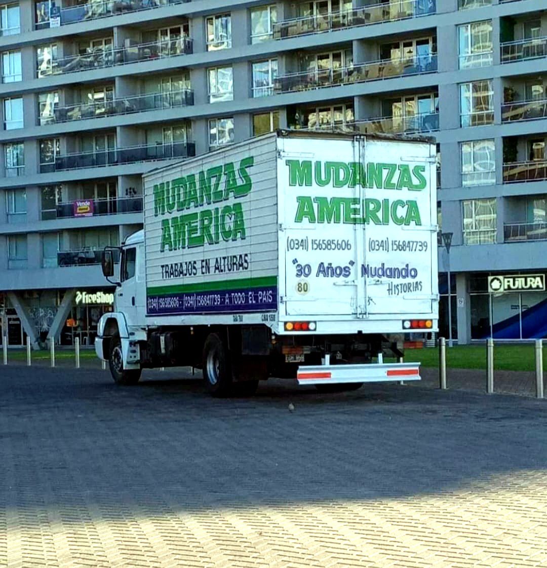 Camión de mudanzas en Rosario estacionado